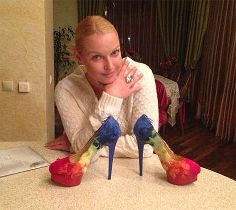 Анастасия Волочкова показала подарки: на пальце - кольцо от мамы, на столе - туфли от Николая Баскова. Фото: Twitter.com.