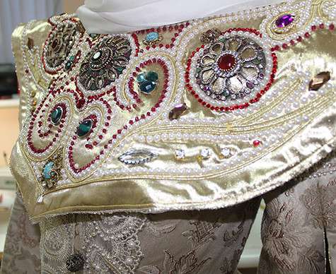 Золотой воротник наряда расшит разноцветными камнями. Фото: Гертруда Жигарева.
