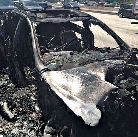 Сгоревший автомобиль актера. Фото: Twitter.com.
