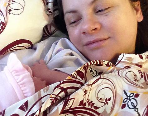 Юля Проскурякова показала новорожденную дочь. Фото: Twitter.com/@uliavoice.