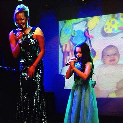 Теперь у Анастасии Волочковой и ее дочери одинаковые микрофоны. Фото: Instagram.com.