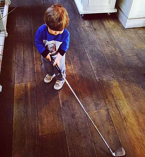 Годовалый Иван впервые взял в руки клюшку. Правда, пока она не хоккейная. Фото: Instagram.com/mkozhevnikova.
