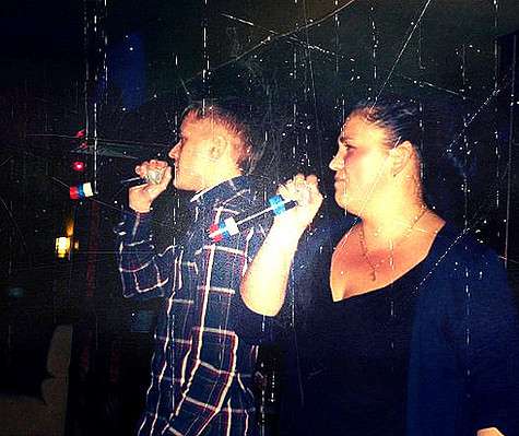 ...И с удовольствием отдыхает в деревенском караоке-клубе. Фото: Vk.com.