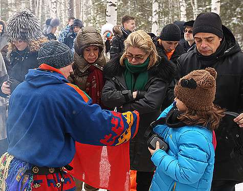 Катрин Денев отказалась сниматься и всячески скрывала свое лицо от камер. Но кое-какие фото все-таки нам удалось сделать.