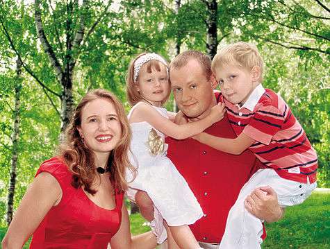 Семья сына Караченцова: сам Андрей, его жена Ирина и дети - Петр и Янина. Фото: личный архив.