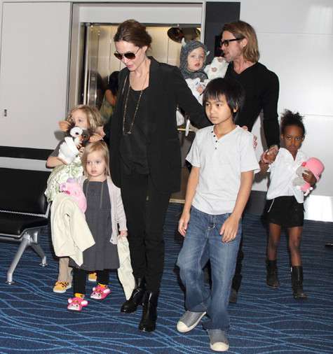 Анджели Джоли и Брэд Питт с детьми. Фото: Rex Features/Fotodom.ru.