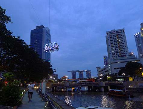 Вечером Сингапур похож на фильмы о далеком будущем. Вечером Сингапур похож на фильмы о далеком будущем.