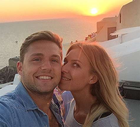 По словам Дакоты, Санторини «похитил ее сердце». Фото: Instagram.com/ritadakota.