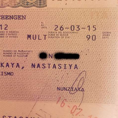 Настя Шубская показала в своем паспорте просроченную визу. Фото: Instagram.com/nastyashubskaya.