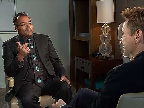 Роберту Дауни-младшему не понравились вопросы Кришнана Гуру-Мерти. Фото: www.youtube.com. Роберту Дауни-младшему не понравились вопросы Кришнана Гуру-Мерти. Фото: www.youtube.com.