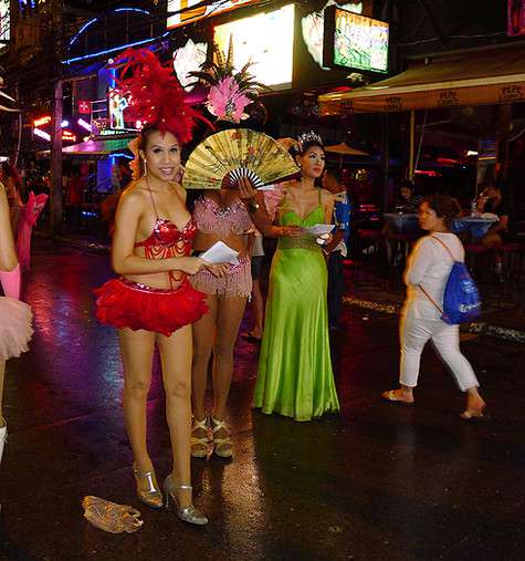 Если вы видите длинноногих красоток, знайте: перед вам - транссексуалы.