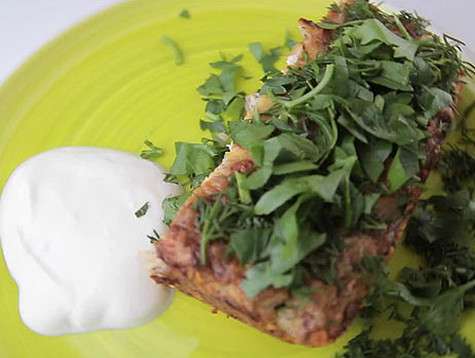 Крупеник гречневый с творогом и сметаной. Фото: материалы пресс-служб.