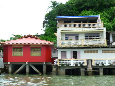 ...Хотя некоторые здания вполне себе нарядные.