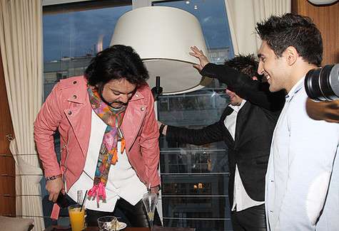 Филипп Киркоров чуть не сломал торшер. Фото: Лилия Шарловская.