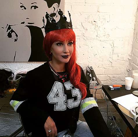 Лера Кудрявцева с короной на голове. Фото: Instagram.com/leratv. Лера Кудрявцева с короной на голове. Фото: Instagram.com/leratv.