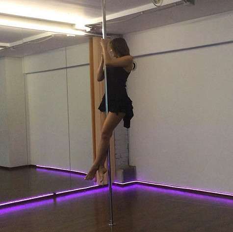 Алена Водонаева на занятиях по pole dance. Фото: Instagram.com (@alenavodonaeva).
