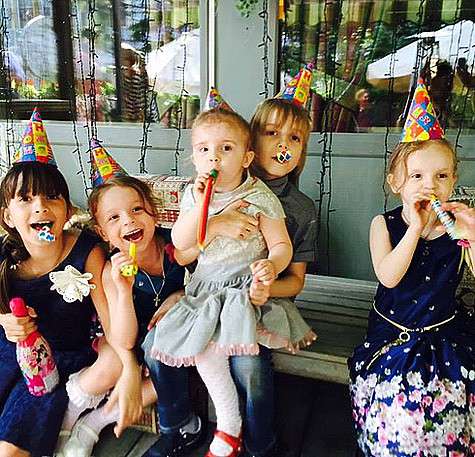 Рома Жуков и его супруга официально стали «самой многодетной» звездной семьей, ведь у них появился на свет уже седьмой ребенок. Фото: личный архив певца. Рома Жуков и его супруга официально стали «самой многодетной» звездной семьей, ведь у них появился на свет уже седьмой ребенок. Фото: личный архив певца.