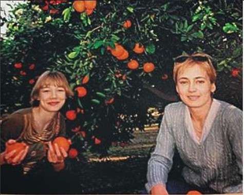Оксана Акиньшина со своей мамой. Фото: социальные сети