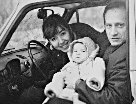 Буквально с младенчества родители брали Дашу с собой в автомобильные путешествия и в Ленинград, и в Карпаты. Фото из личного архива телеведущей.