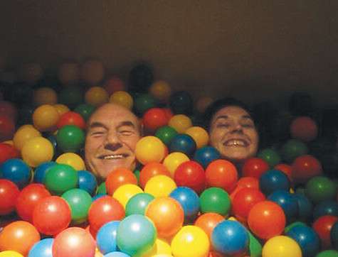 Патрик Стюарт с женой. Фото: Twitter.com. Патрик Стюарт с женой. Фото: Twitter.com.