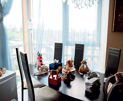 В какой бы части света ни находилась с гастролями артистка, она первым делом идет на блошиные рынки или в антикварные магазины. И везет отовсюду занятные фигурки – сувениры на память. Фото: Мигель. В какой бы части света ни находилась с гастролями артистка, она первым делом идет на блошиные рынки или в антикварные магазины. И везет отовсюду занятные фигурки – сувениры на память. Фото: Мигель.