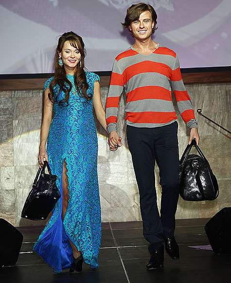 Анна Калашникова и Прохор Шаляпин на подиуме. Анна Калашникова и Прохор Шаляпин на подиуме.