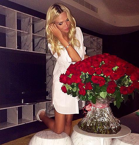 Эти цветы подарил Лопыревой ее муж, футболист Федор Смолов. Наверное, его не смущают откровенные наряды супруги. Фото: Twitter.com/@LopyrevaVika.