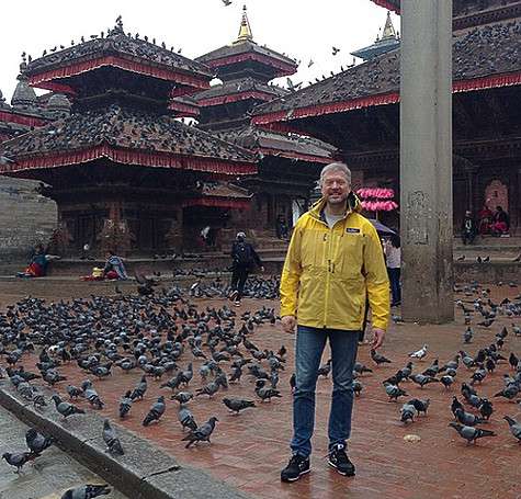 Две недели назад телеведущий написал в своем микроблоге: «Сегодня Непальский Новый Год! Всех с наступающим 2072-м! Мы в Катманду приступаем к съемкам док. фильма про Эверест». Фото: Instagram.com/Pelshtv.