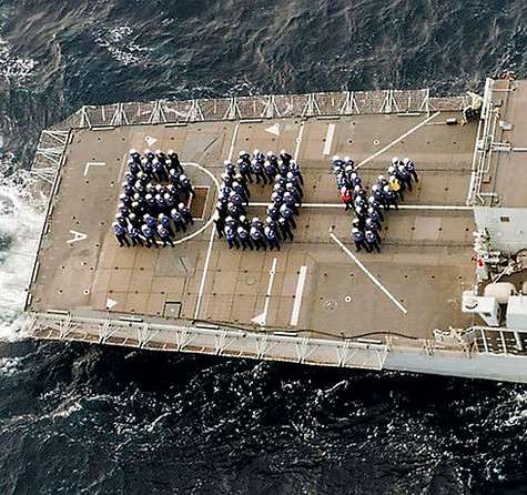 Вооруженные силы Великобритании не остались в стороне и также поздравили герцога и герцогиню Кейт с рождением первенца. Например, экипаж одного из судов Королевских ВМС выстроился на палубе в слово «boy» — мальчик. Фото: Twitter.com.