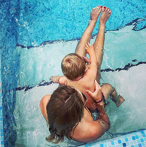 Дети Татьяны Навки - Александра и Надежда - рядом с мамой. Фото: Instagram.com/tatiana_navka.