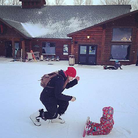 Читатели микроблога Шелест пошутили, что тренер малышки — это Джаред Лето или Брэд Питт. На самом же деле рядом с девочкой ее папа Алексей Тишкин. Фото: Instagram.com/olgashelest.