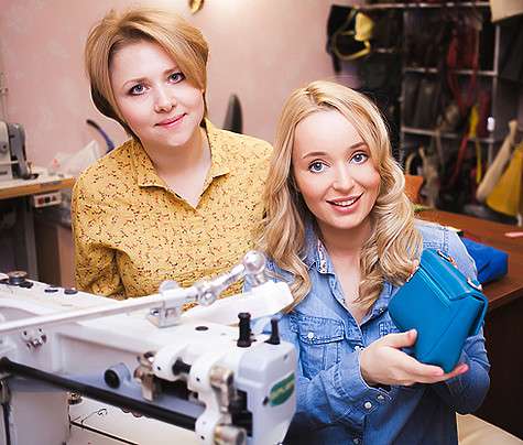 Марианна Нарейко и Поля Полякова с одной из моделей сумок. Фото: Джива Ли.