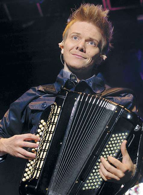 Когда Мишелю было 10 лет, родители подарили ему аккордеон. Музыкант также играет на гитаре, фортепиано и хочет освоить другие инструменты.