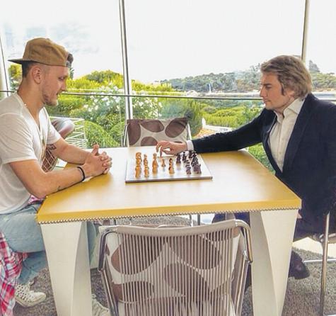 В Монако Саша T-Killah и Николай Басков сыграли партию в шахматы. Фото: материалы пресс-служб.
