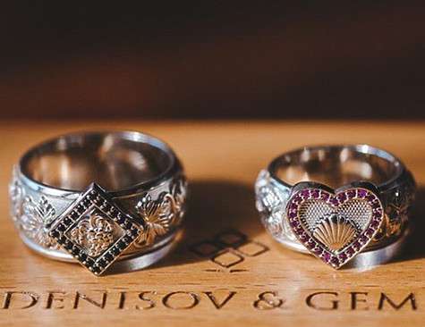 syabitova_roza: «Обручальные кольца для молодоженов очень символичные. Женское кольцо олицетворяет: плодородие, умение беречь, заботиться и любить семью, сильное женское начало,покорность мужу,сексуальность и верность. Мужское кольцо олицетворяет: хозяин,