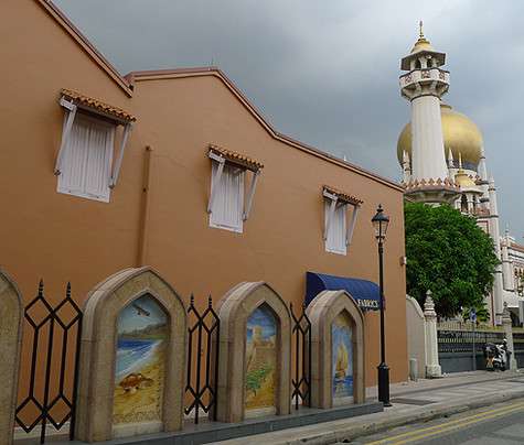 Совсем рядом с небоскребами спрятался арабский квартал, где жизнь течет очень размеренно. Совсем рядом с небоскребами спрятался арабский квартал, где жизнь течет очень размеренно.