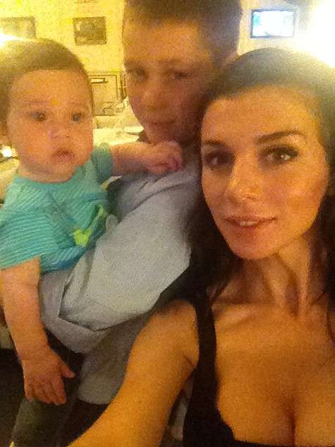 Анна Седакова с крестником. Фото: Twitter.com.