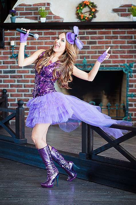 Профессиональные ведущие на свадьбах обычно работают в паре с ди-джеями. Фото автора.