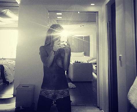 Линдсей Лохан поделилась пикантным селфи. Фото: Instagram.com/lindsaylohan.