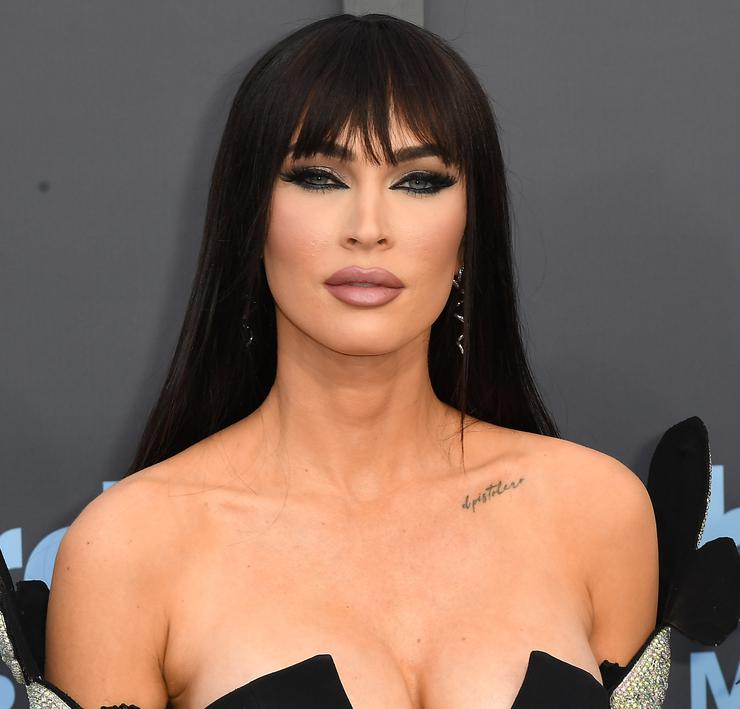 Әпкесі ванна бөлмесіндегі порнода ағасына тыңшылық жасайды