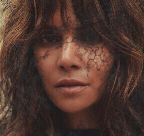 50-летняя Хэлли Берри восхитила своим телом