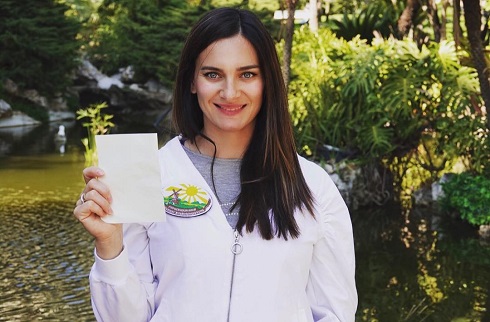 Елена Исинбаева сделала первое селфи с сыном