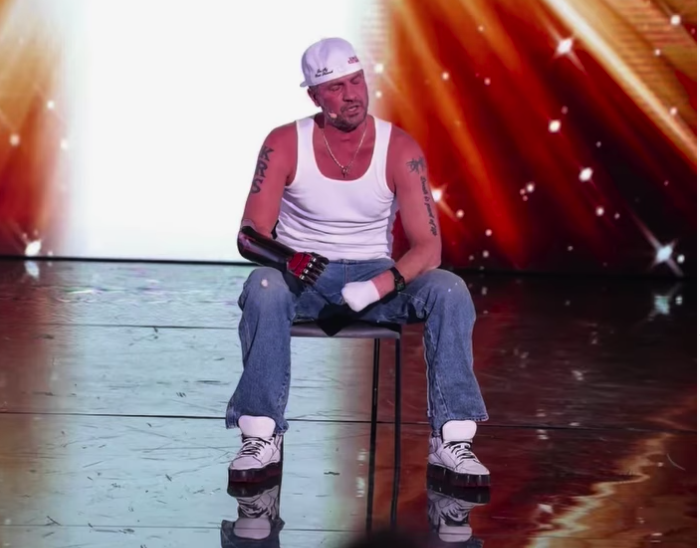 Роман Костомаров впервые после ампутации вышел на лед перед публикой