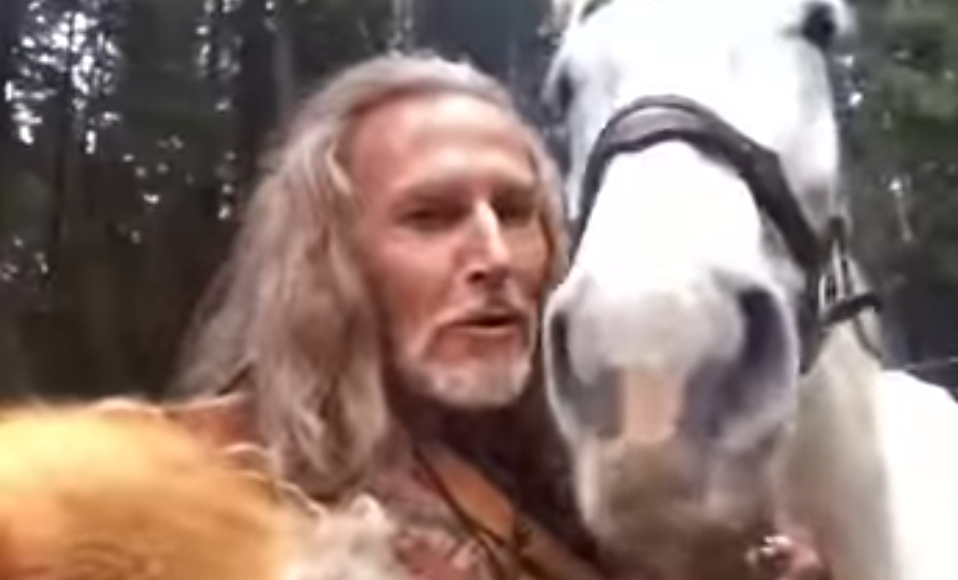 Джигурда записал для Волочковой странное видео с белым конем