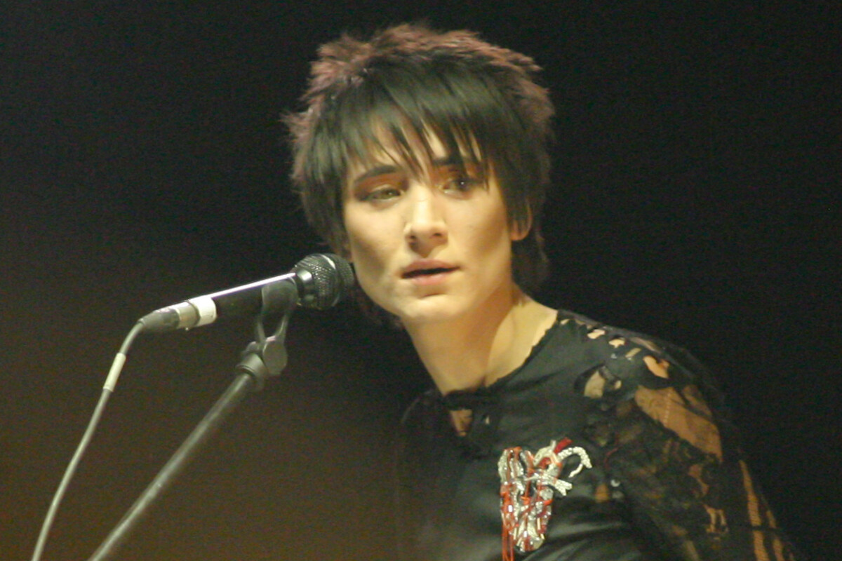 Земфира* продала Mercedes-Benz за 3,5 млн рублей