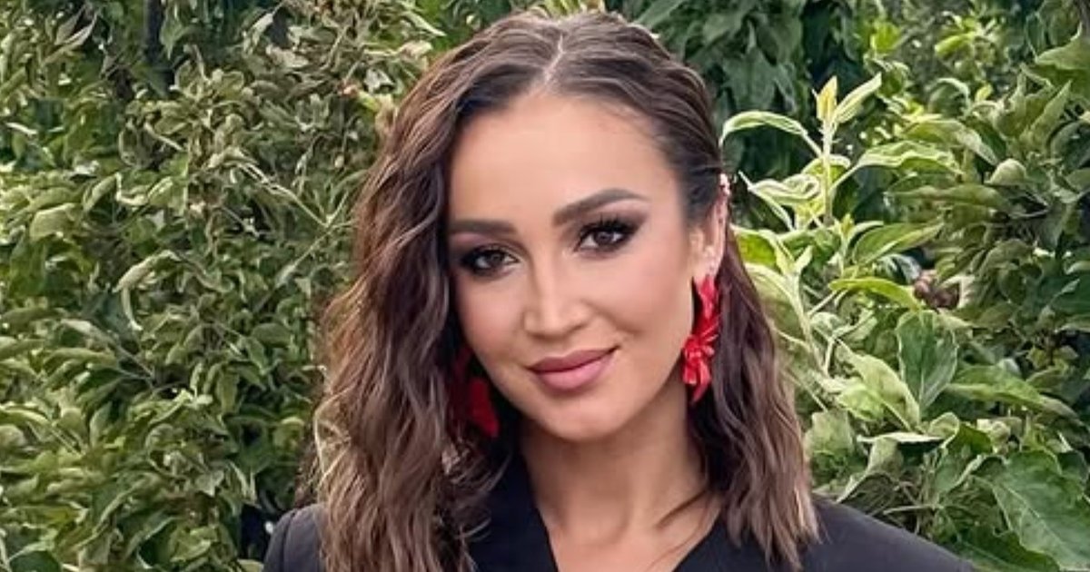 Бузова в оранжевом бикини под пальмами Дубая: «Часик на солнышке — особый вид роскоши»