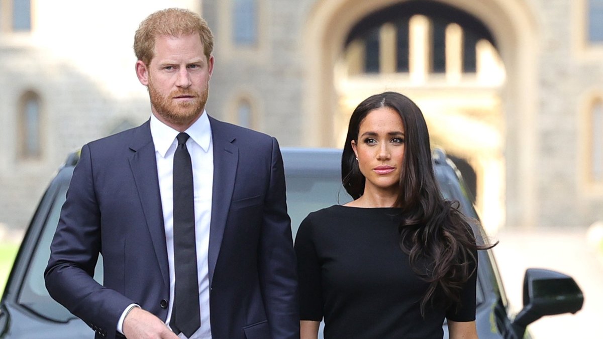 Неловкий момент Гарри и Меган: принц игнорировал руку жены ради протокола