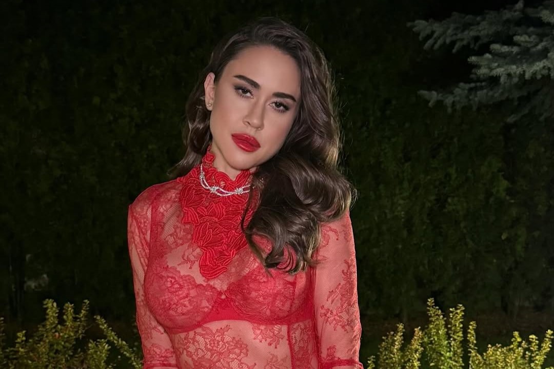 «Богиня»: дочь Успенской взбудоражила томным танцем и смелым декольте