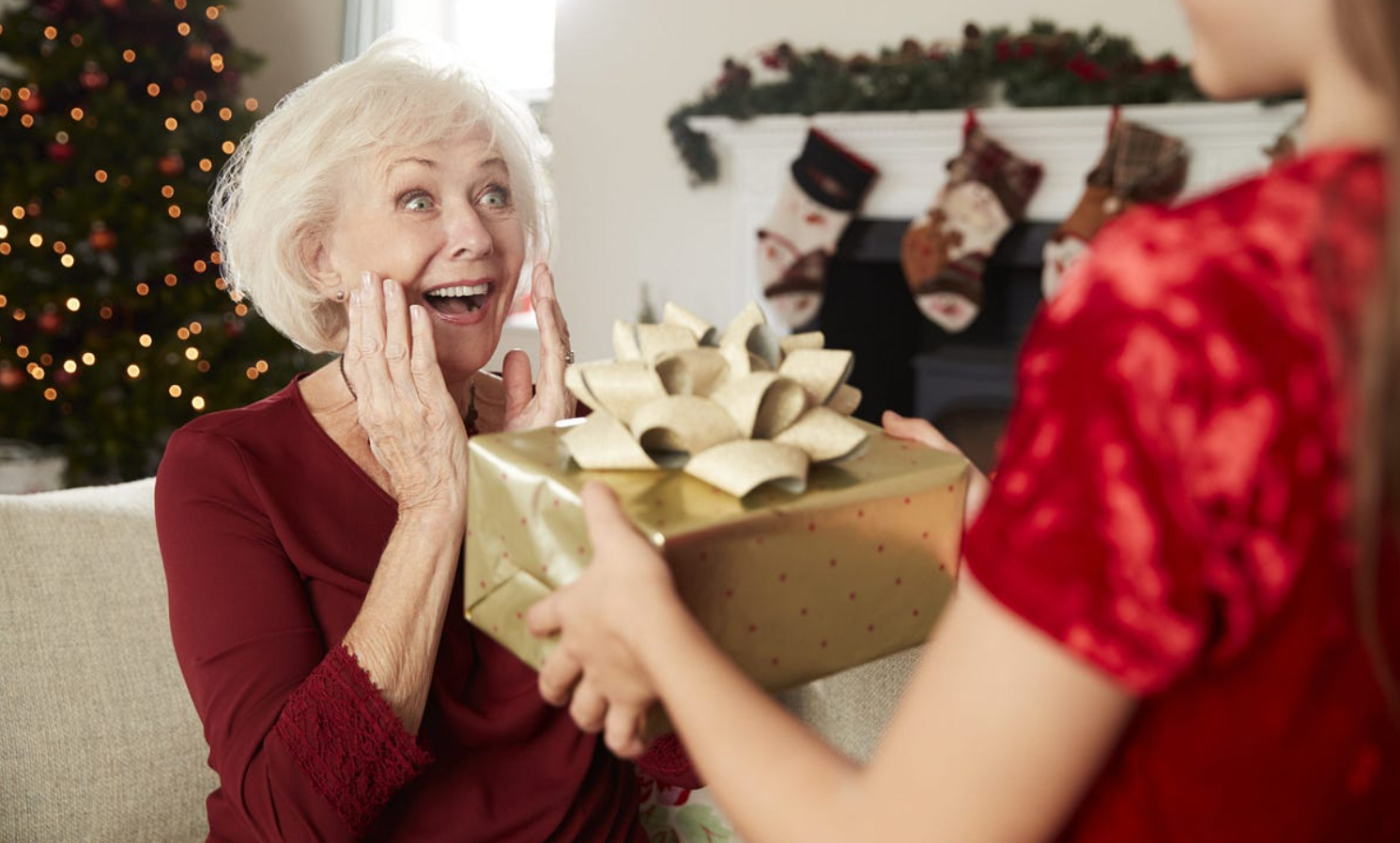 Пылесос и халат для бабушки: 7 подарков для старших родственников на Новый год 2026