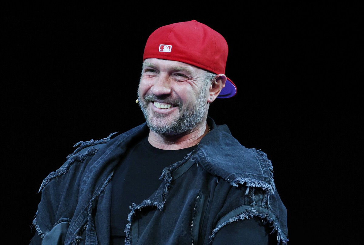 Романа Костомарова засняли на светском мероприятии с супругой